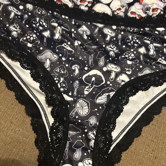 Morvia 3pk lace trim Skater goth Emo panties 2X plus size skulls Santa Hats Mush - Picture 6 of 12